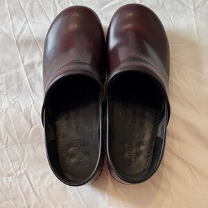 Sanita Ladies 41 (9.5-10) Wide Fit Brown Clogs